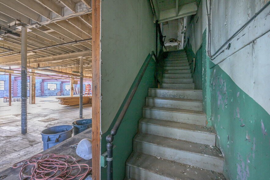 More Photos Of 515 Columbia St, Hudson Warehouse For Sale