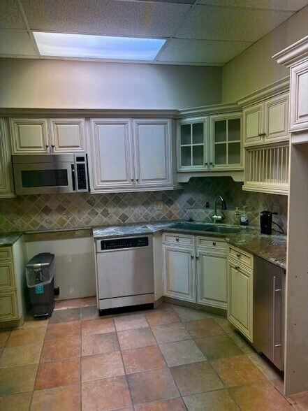 More Photos Of 19 Bow Cir, Hilton Head Island Office For Lease