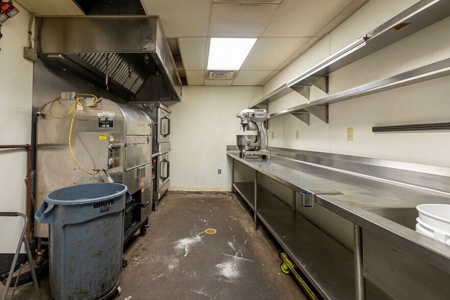 More Photos Of 2700 17th St, Marion General Retail For Sale