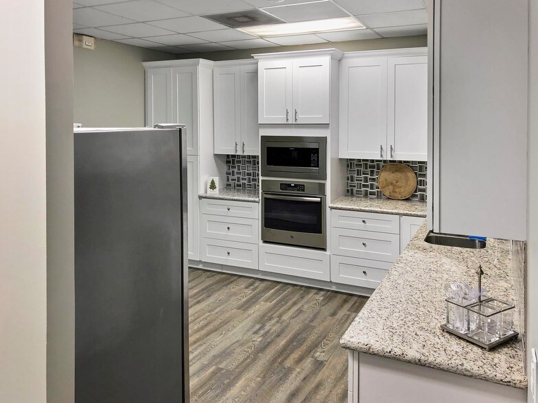 More Photos Of 102 E Walker St, League City Office For Lease