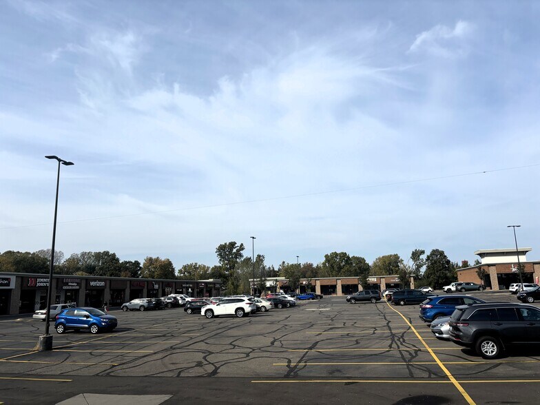 More Photos Of 27841-27909 Orchard Lake Rd, Farmington Hills Unknown For Lease