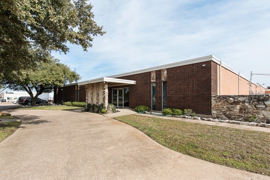 More Photos Of 300 S Kirby St, Garland Warehouse For Lease