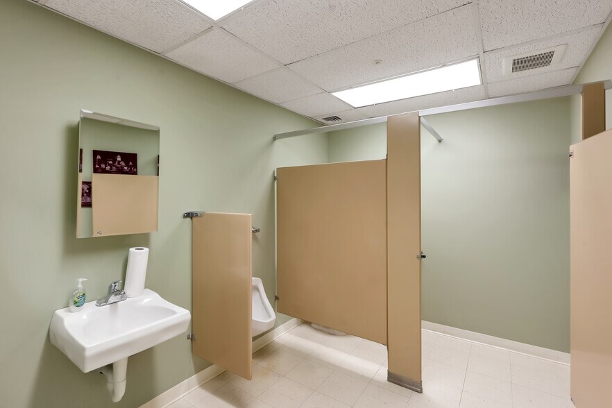 More Photos Of 72 Queen St, Southington Office For Lease