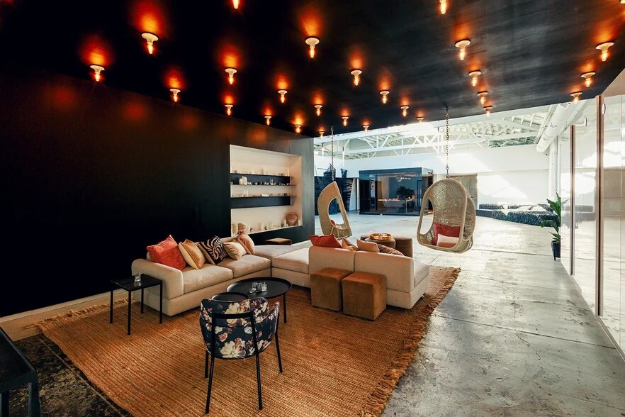 More Photos Of 3146 W Chicago Ave, Chicago Showroom For Sale