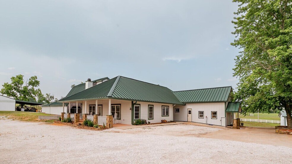 More Photos Of 352 MO-245, Dadeville Horse Stables For Sale