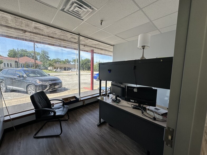 More Photos Of 1101 Main St, Garland Warehouse For Sale