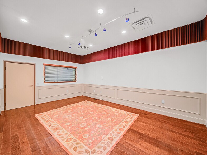 More Photos Of 2424 Lacy Ln, Carrollton Showroom For Sale