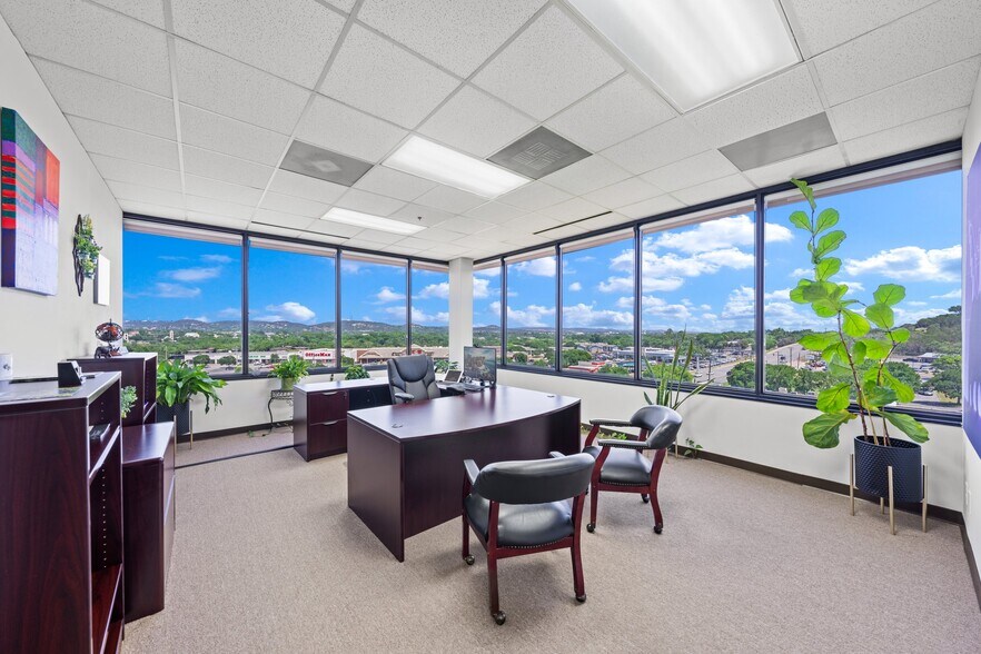 More Photos Of 222 S Sidney Baker St, Kerrville Office For Lease
