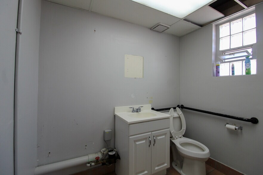 More Photos Of 30958-30960 Ford Rd, Garden City Storefront For Lease