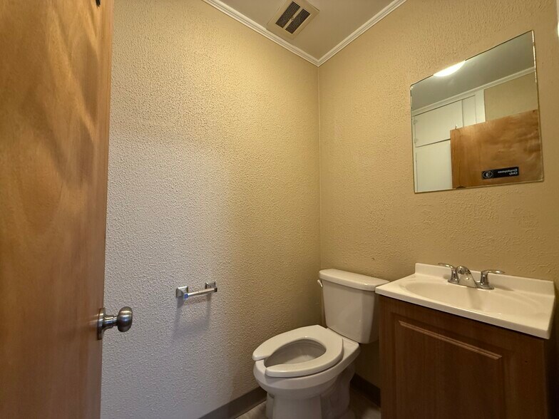 More Photos Of 121 Lincoln St, Worcester Healthcare For Lease