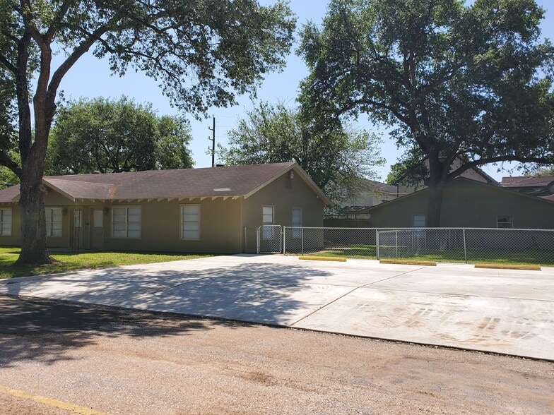 More Photos Of 5605 George Bush Dr, Katy Medical For Lease