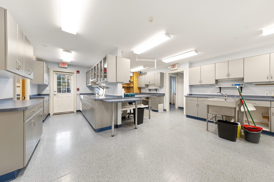 More Photos Of 25 Carlisle Rd, Westford Veterinarian Kennel For Sale