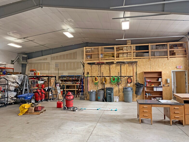 More Photos Of 64415 Strickler Ave, Bend Warehouse For Lease