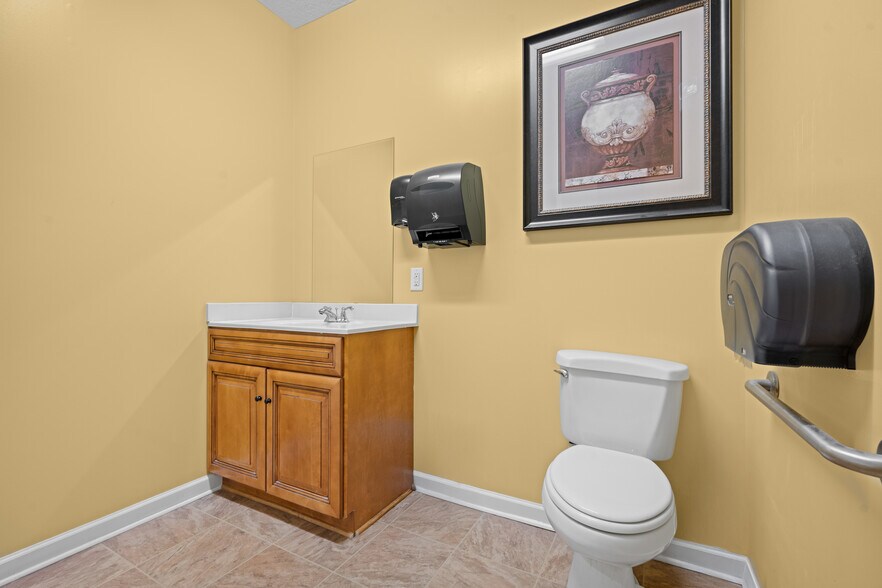 More Photos Of 1135 E. Hiawatha st, Metter Office For Sale