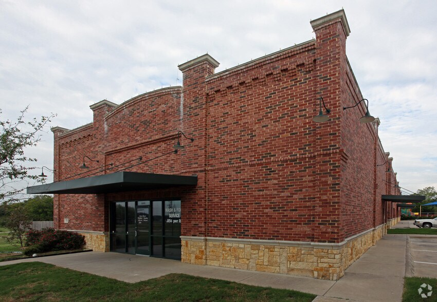 More Photos Of 205 S Main St, Red Oak Freestanding For Lease