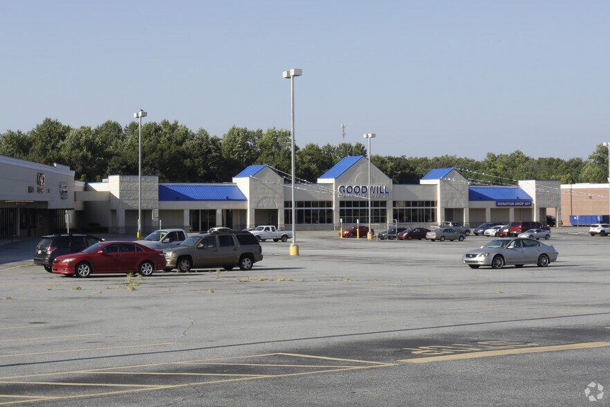 More Photos Of 1070 E Franklin St, Hartwell Unknown For Lease