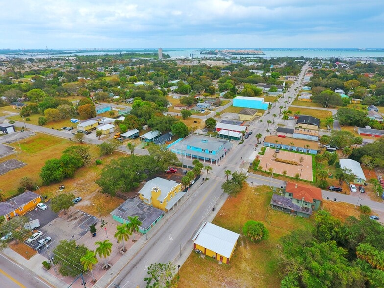 More Photos Of 1238 Avenue D, Fort Pierce General Retail For Sale