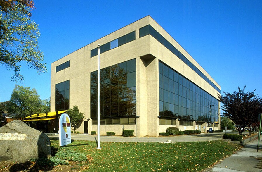 More Photos Of 510 E North Broadway St, Columbus Office For Lease