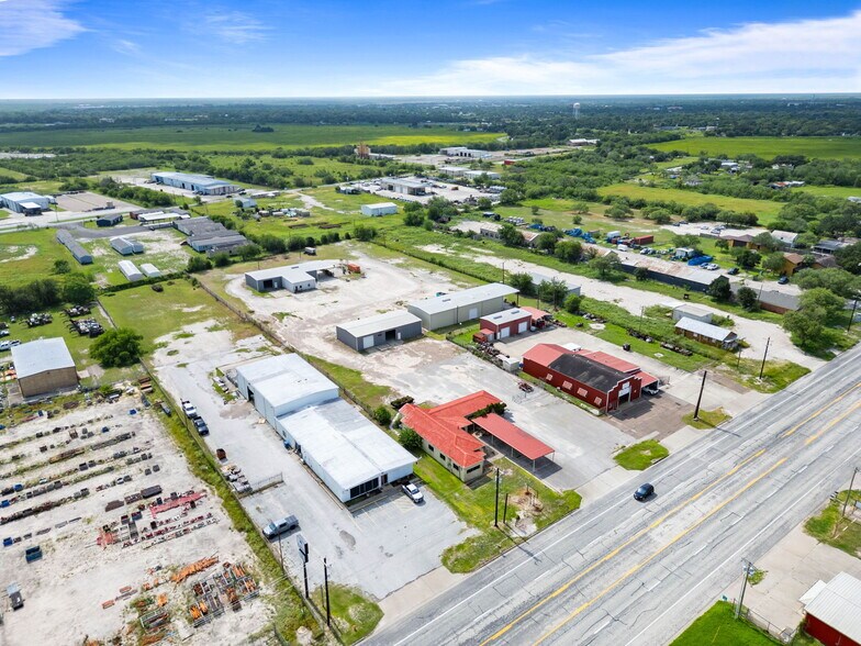 More Photos Of 2404 N US Highway 281, Alice Flex For Lease