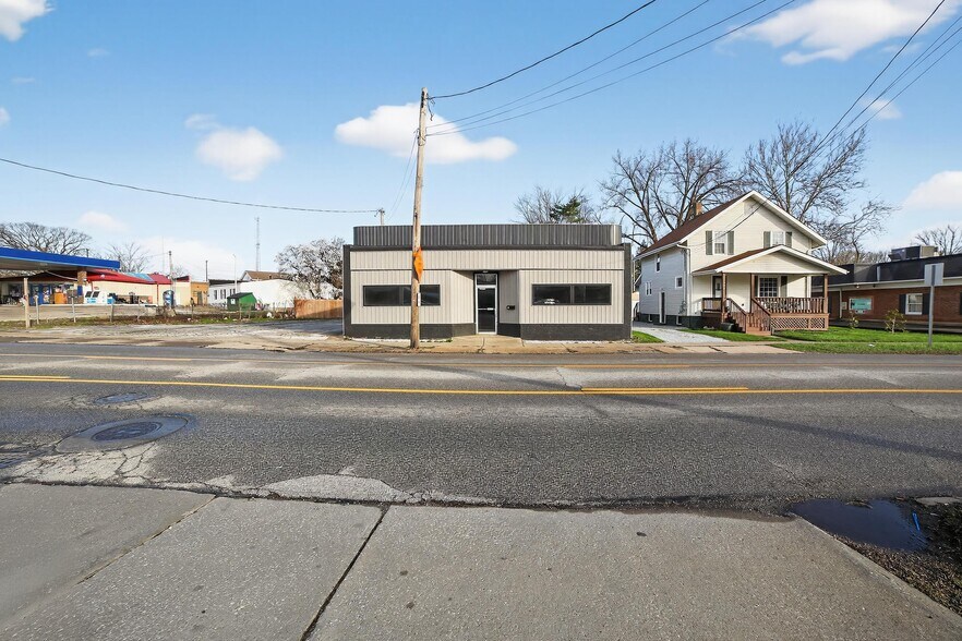 More Photos Of 161 E Main St, Geneva Freestanding For Sale