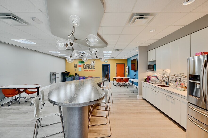 More Photos Of 11 Center Pl, Dundalk Office For Sale