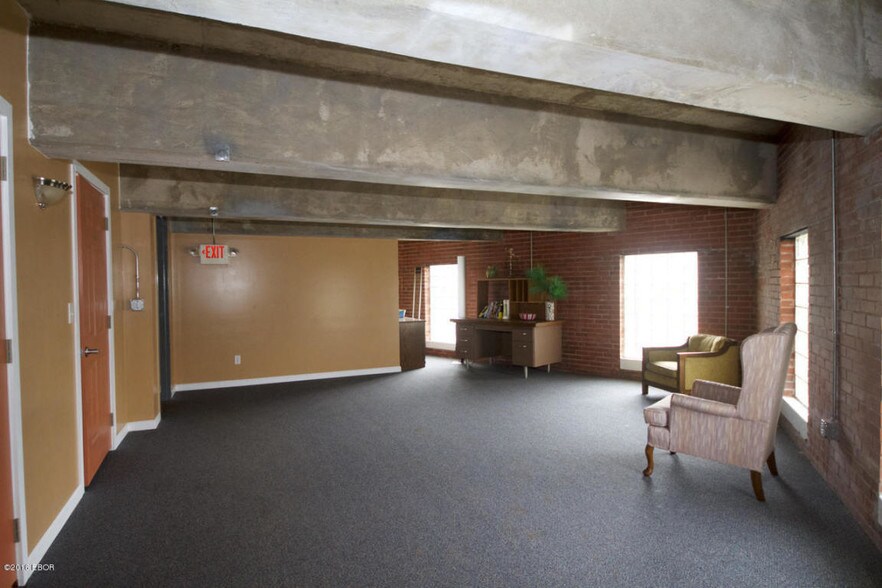 More Photos Of 1051 S Wall St, Carbondale Flex For Sale