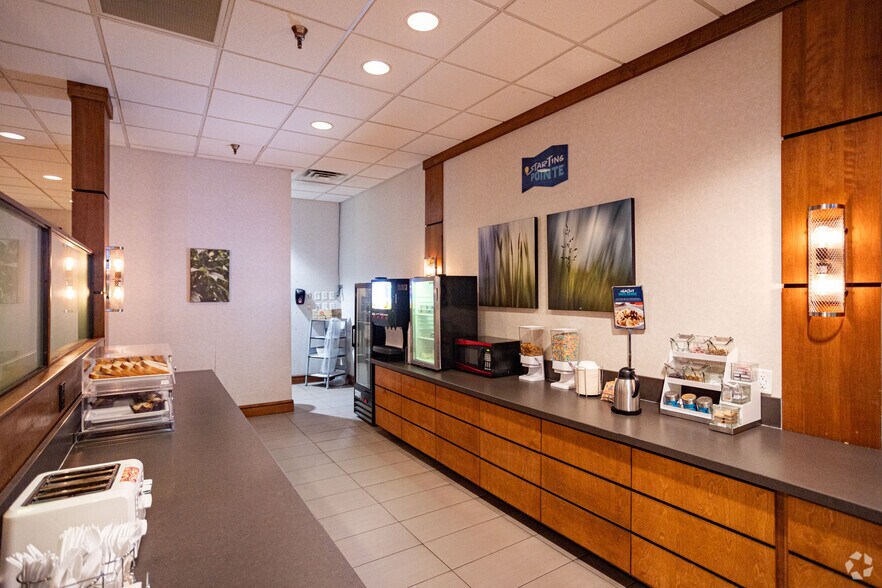 More Photos Of 2910 Fort Campbell Blvd, Hopkinsville Hotel For Sale