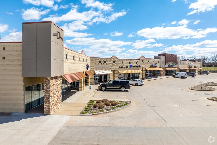 More Photos Of 8401-8475 Hickman Rd, Urbandale Storefront For Lease
