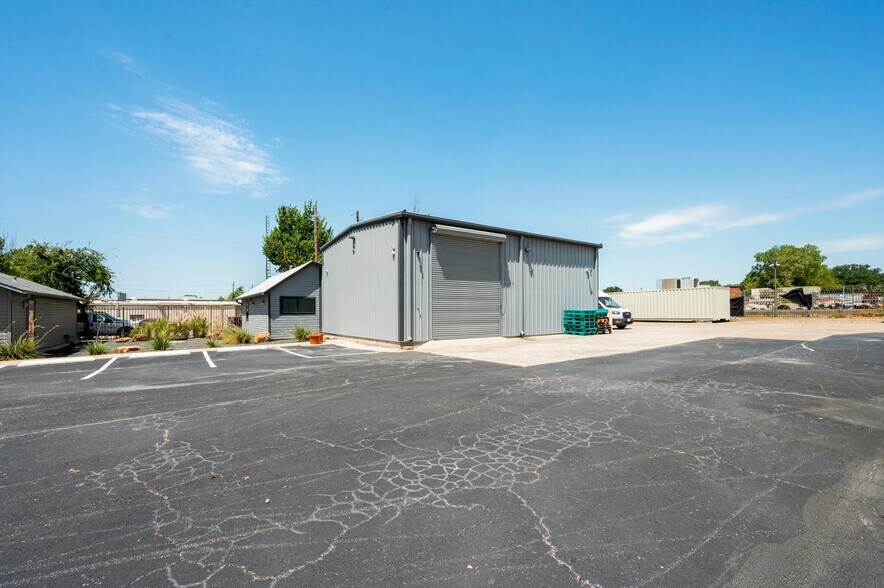More Photos Of 2655 Myrtle Springs Ave, Dallas Light Manufacturing For Sale
