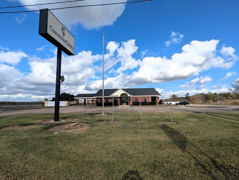More Photos Of 8109 Smith Rd, Beaumont Office For Sale