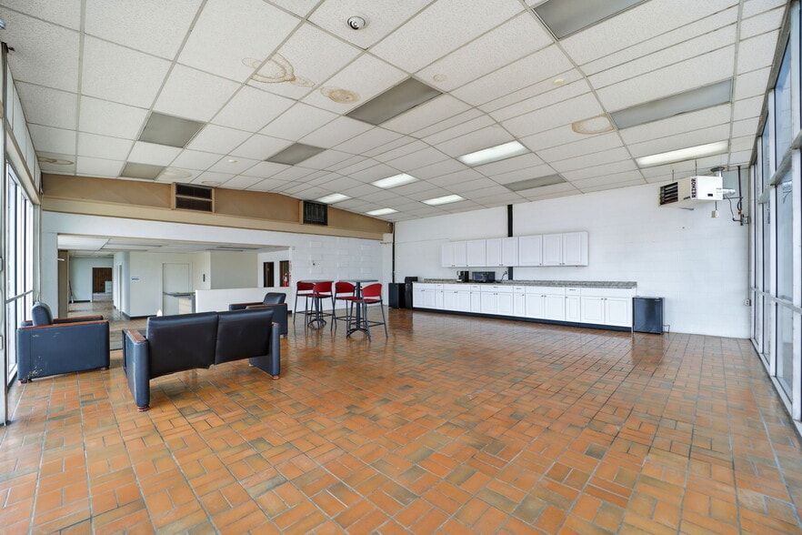 More Photos Of 405 W Fillmore St, Colorado Springs Auto Dealership For Sale