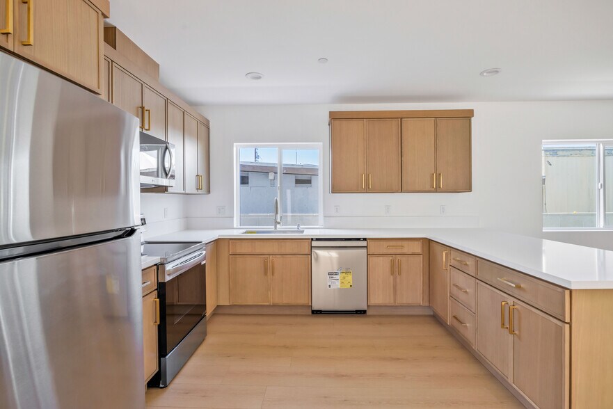 More Photos Of 10905 Dalerose Ave, Inglewood Multifamily For Sale