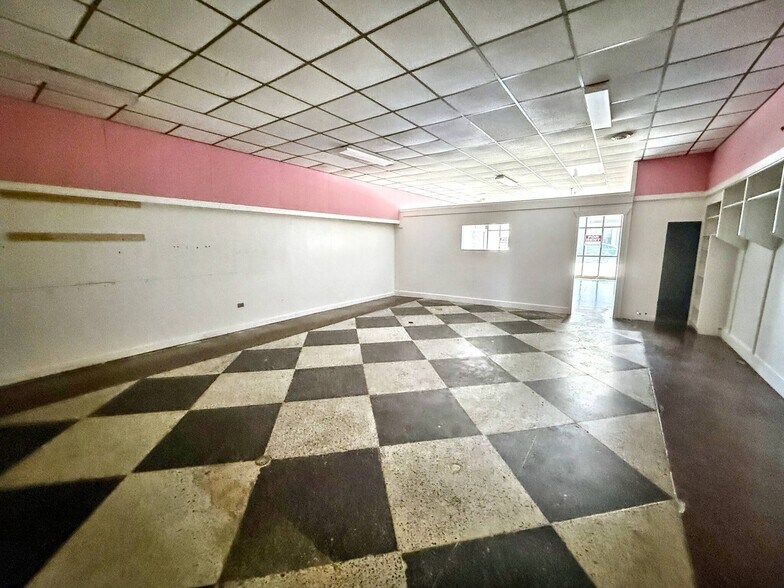More Photos Of 109 W Monroe St, Herrin Storefront Retail Residential For Lease