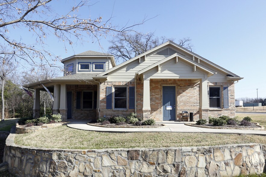 More Photos Of 627 W College St, Grapevine Office For Lease