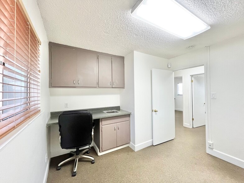 More Photos Of 1137 Smith Ln, Roseville Office For Sale