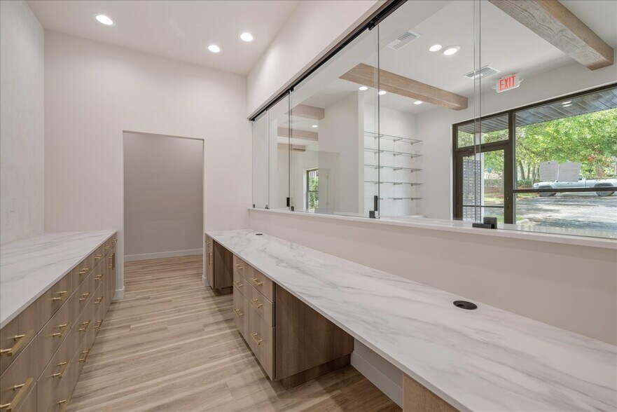 More Photos Of 2458 Mahan Dr, Tallahassee Medical For Lease