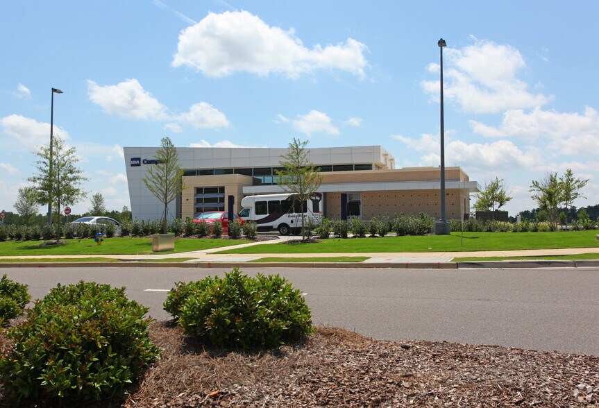 More Photos Of 5576 Grove Blvd, Hoover Bank For Lease