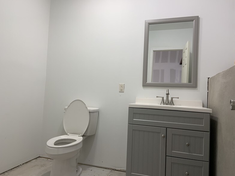 More Photos Of 22108 Hwy 71 W, Spicewood Light Manufacturing For Lease