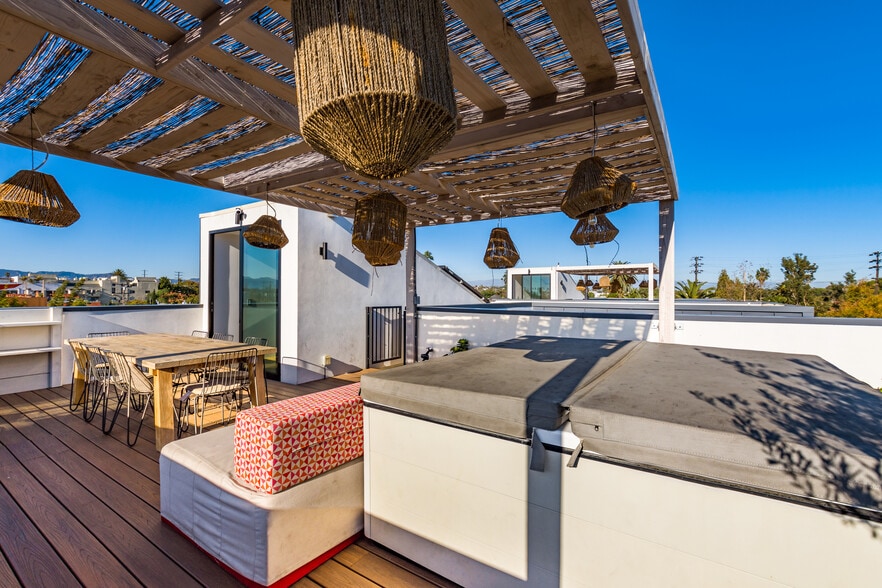 More Photos Of 2478 Penmar Ave, Venice Dormitory For Sale