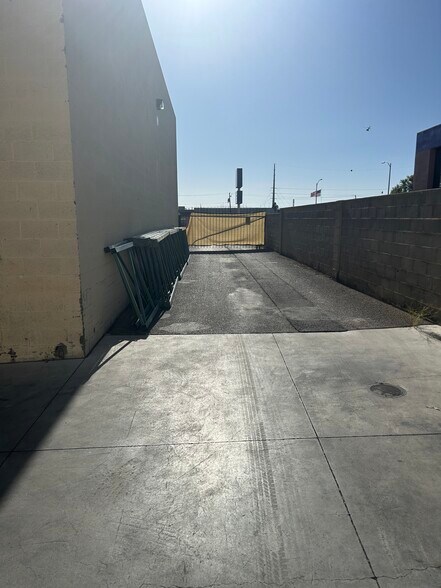 More Photos Of 5611-5617 S Valley View Blvd, Las Vegas Distribution For Lease