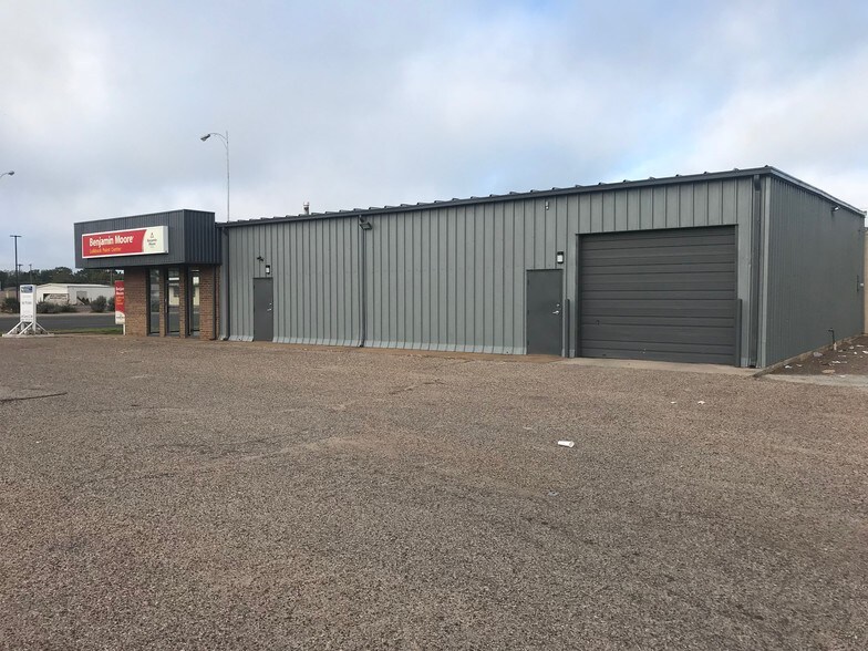 More Photos Of 2006 50th St, Lubbock Flex For Lease