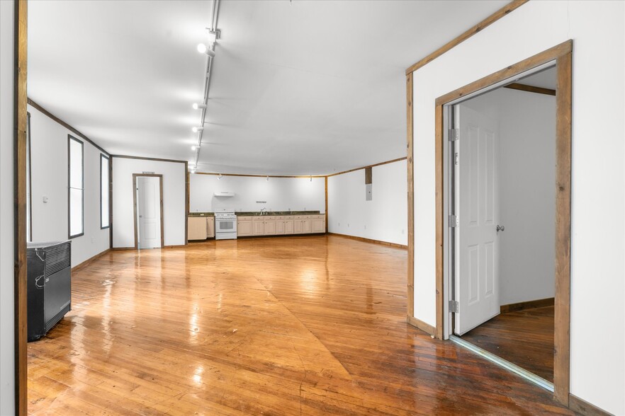 More Photos Of 102 S Richmond St, Fleetwood Warehouse For Sale