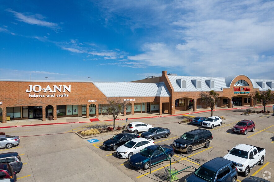 More Photos Of 5200-5288 S Hulen St, Fort Worth General Retail For Lease