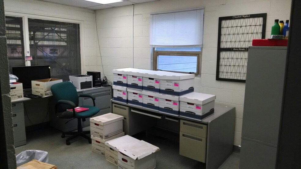 More Photos Of 420 Woodruff Rd, Joliet Warehouse For Lease
