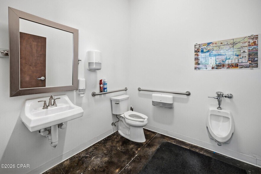 More Photos Of 1331 Harrison Ave, Panama City Showroom For Sale