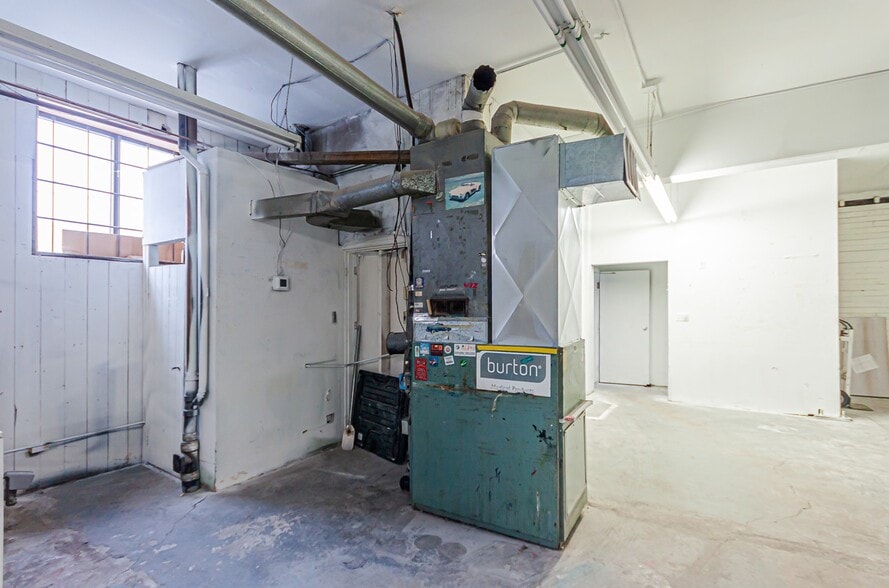 More Photos Of 151 Brock St N, Whitby Warehouse For Lease