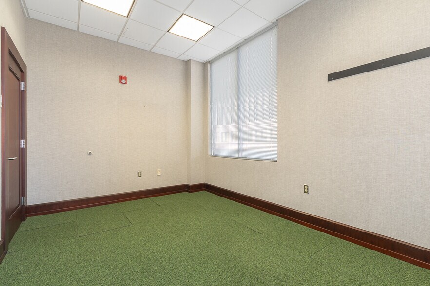 More Photos Of 129 N Main St, Anderson Office For Lease
