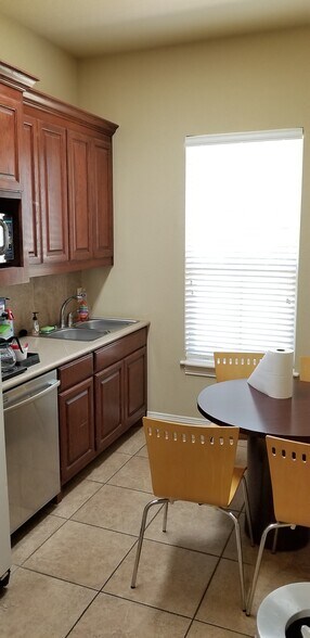 More Photos Of 7633 Bellaire Dr S, Fort Worth Medical For Sale