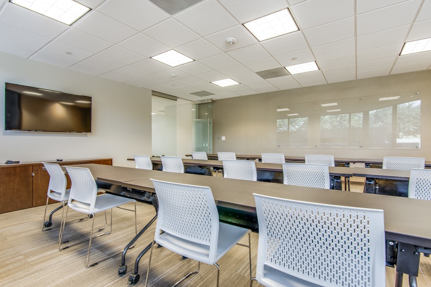 More Photos Of 1425 Greenway Dr, Irving Office For Lease