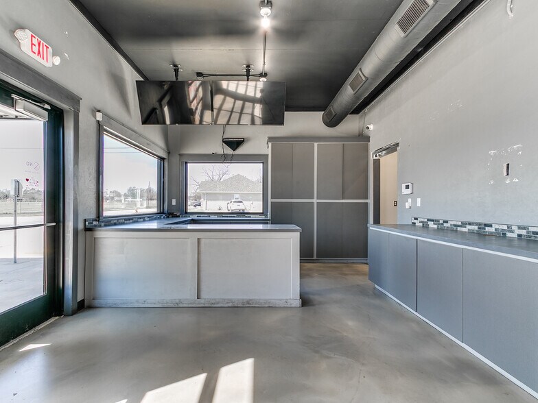 More Photos Of 504 Stinson St, Norman Convenience Store For Sale